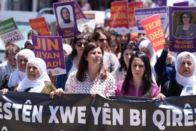 Eş Başkan Bucak, Lice'de kadın ve &ccedil;ocuk &ouml;l&uuml;mlerine karşı d&uuml;zenlenen y&uuml;r&uuml;y&uuml;şe katıldı