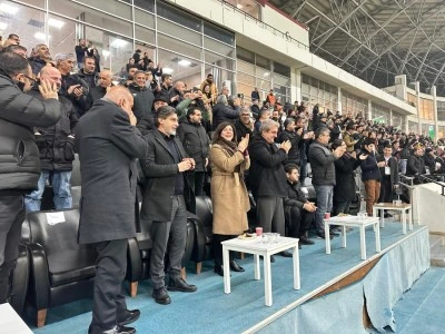 Eş Başkan Bucak, ma&ccedil;ı stadyumda izledi