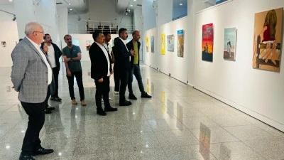 Eş Başkan Hatun, &ccedil;ocukların resimlerinden oluşan sergiyi gezdi