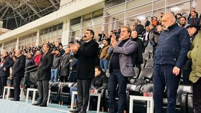 Eş Başkan Hatun, ma&ccedil;ı stadyumda izleyerek Amedspor&rsquo;u tebrik etti