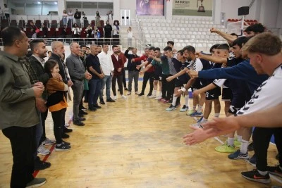 Eş Başkan, hentbolcuları trib&uuml;nde destekledi