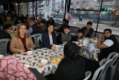 Eş Başkanlar, iftar &ccedil;adırında halkla bir araya geldi