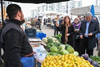 Eşbaşkan Bucak esnafa &ccedil;ok dilli etiket dağıttı