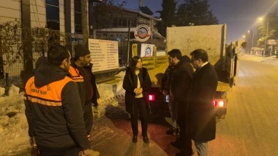 Eşbaşkan Bucak karla m&uuml;cadele &ccedil;alışmalarını sahada koordine etti
