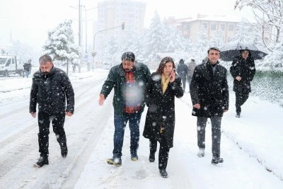 Eşbaşkan Bucak, karla m&uuml;cadele &ccedil;alışmalarını yerinde inceledi, uyarılarda bulundu