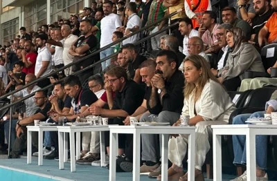Eşbaşkan Hatun, Amedspor-Pendikspor ma&ccedil;ını izledi