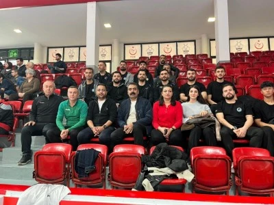 Eşbaşkan Hatun, Kadın Voleybol Takımı&rsquo;nın ma&ccedil;ını trib&uuml;nde izledi