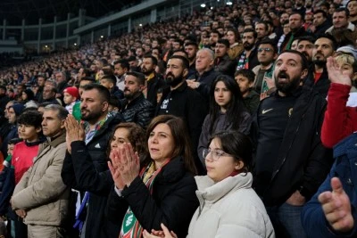 Eşbaşkanlar, Amedspor ma&ccedil;ını trib&uuml;nden takip etti