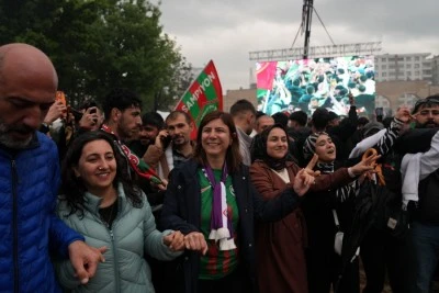 Eşbaşkanlar, Amedspor&rsquo;un S&uuml;per Lig sevincine ortak oldu