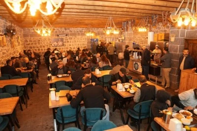 Eşbaşkanlar, DEM Parti ve DBP Eş Genel Başkanları &ouml;ğle yemeğini Halk Lokantası'nda yedi