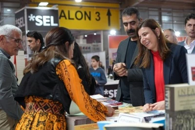 Eşbaşkanlar, Diyarbakır Kitap Fuarı&rsquo;nı ziyaret etti