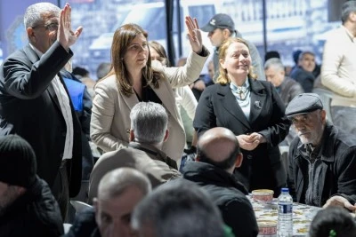 Eşbaşkanlar, yurttaşlarla iftar &ccedil;adırları sofrasında buluştu