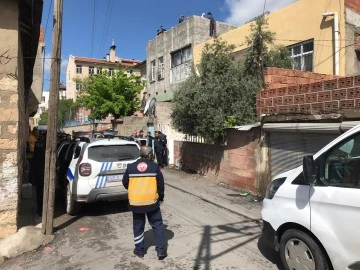 Eşini boğarak, kuzenini bı&ccedil;aklayarak &ouml;ld&uuml;rd&uuml;