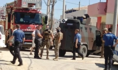 Eşini ve &ccedil;ocuklarını bı&ccedil;akla rehin alan kişi g&ouml;zaltına alındı