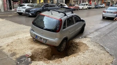Eskişehir'de yoldaki g&ouml;&ccedil;&uuml;kte kalan otomobil, &ccedil;ekici yardımıyla kurtarıldı
