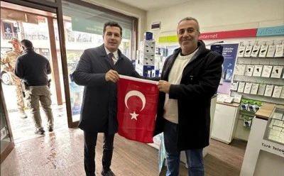Esnaf ve vatandaşa T&uuml;rk bayrağı dağıtıldı