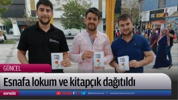 Esnafa lokum ve kitap&ccedil;ık dağıtıldı