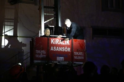 Eşyalarını taşıdıkları bina sakinlerini bu kez yangından kurtardılar