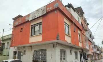 Evde &ouml;l&uuml; bulunan 2 aylık bebeğin annesi tutuklandı