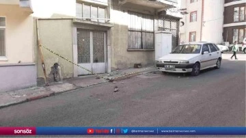 Evin balkonundan kopan par&ccedil;alar otomobile zarar verdi