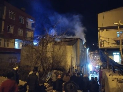 Evin &ccedil;atısında &ccedil;ıkan yangın s&ouml;nd&uuml;r&uuml;ld&uuml;