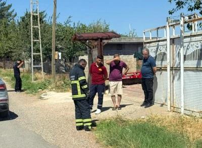 Evin mutfağına giren yılanı itfaiye ekibi yakaladı