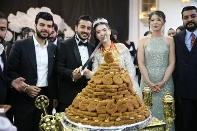 Evlenen &ccedil;ift, d&uuml;ğ&uuml;nde pasta yerine burma kadayıf kesti