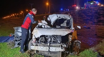 Evrilen hafif ticari ara&ccedil;taki 1 kişi &ouml;ld&uuml;, 1 kişi yaralandı