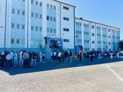 Farklı d&ouml;nemlerde aynı liseden mezun olanlar buluştu