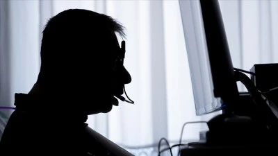 Fel&ccedil;li bilgisayar programcısı &ouml;zel donanımla kod yazmayı s&uuml;rd&uuml;r&uuml;yor