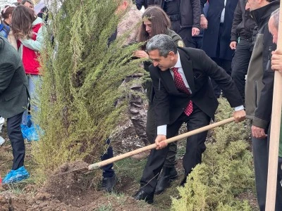 Fidanlar toprakla buluşturuldu