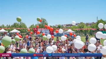 Filistin bayrağının renklerinde balonlar g&ouml;ky&uuml;z&uuml;ne bırakıldı
