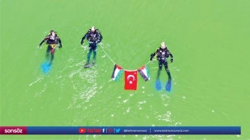 Filistin'e destek i&ccedil;in su altında bayrak a&ccedil;tılar