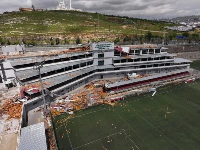 Fırtınanın verdiği hasar g&uuml;n aydınlanınca ortaya &ccedil;ıktı