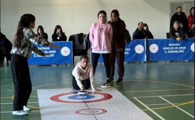 Flor curlingde şampiyon Atat&uuml;rk Lisesi