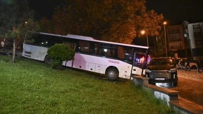 Freni boşalan iş&ccedil;i servisi, ara&ccedil;lara &ccedil;arparak durabildi