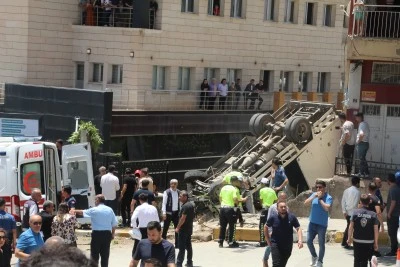 Freni boşalan kamyonetin karıştığı kazada 4 kişi yaralandı