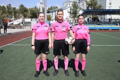 Futbol hakemi &ccedil;ift, yeşil sahalarda birlikte ma&ccedil; y&ouml;netiyor