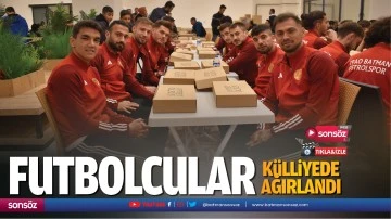 Futbolcular k&uuml;lliyede ağırlandı
