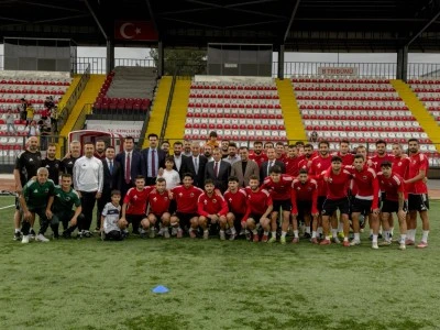 Galatasaray Kul&uuml;b&uuml; Başkanı &Ouml;zbek, antrenman yapan Mardin 1969 Spor'u ziyaret etti