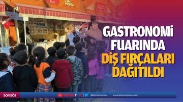 Gastronomi fuarında diş fır&ccedil;aları dağıtıldı
