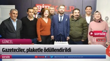 Gazeteciler, plaketle &ouml;d&uuml;llendirildi