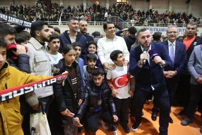 Gaziantep FK Teknik Direkt&ouml;r&uuml; Yılmaz, "&Ccedil;ocuklar durmasın" etkinliğine konuk oldu