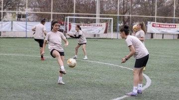 Gaziantep Gen&ccedil;ler A Kadın Futbol Takımı Namağlup Şampiyon