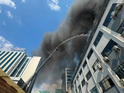 Gaziantep'te 5 katlı iş merkezinde &ccedil;ıkan yangına m&uuml;dahale ediliyor