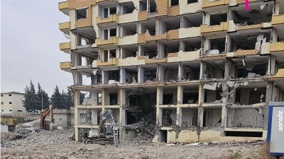Gaziantep'te ağır hasarlı binaların yıkımı s&uuml;r&uuml;yor