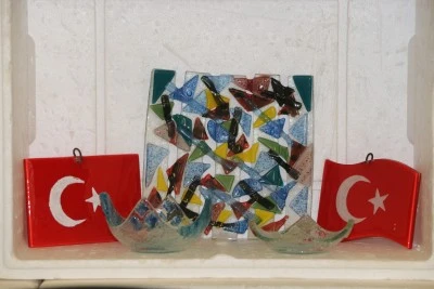 Gaziantep'te atık camlar kadın girişimcinin elinde dekoratif &uuml;r&uuml;nlere d&ouml;n&uuml;ş&uuml;yor