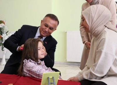 Gaziantep'te babalar ve protokol &uuml;yeleri 30 kız &ccedil;ocuğunun sa&ccedil;ını &ouml;rd&uuml;