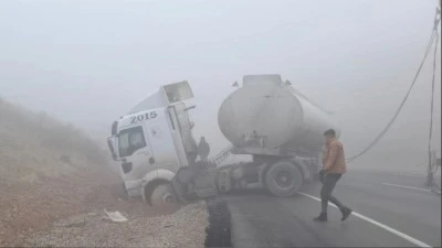 Gaziantep'te buzlanmadan dolayı yoldan &ccedil;ıkan yakıt tankerinin s&uuml;r&uuml;c&uuml;s&uuml; yaralandı