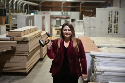 Gaziantep'te &ccedil;alıştığı fabrika iflas edince kurduğu at&ouml;lyede mobilya &uuml;reten Ayşe Pınar T&uuml;m&uuml;kl&uuml;, &uuml;r&uuml;nlerini 8 &uuml;lkeye ihra&ccedil; ediyor.